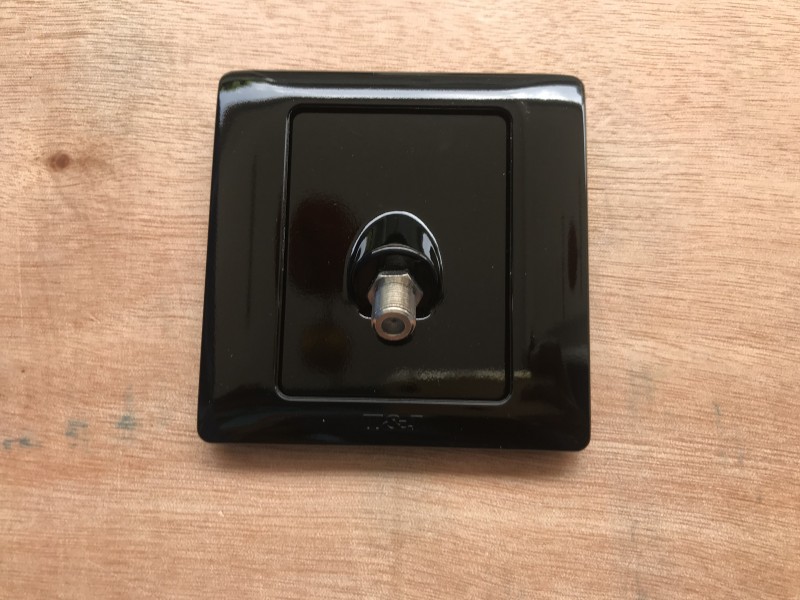 T&J 1G TV Radiance Outlet-Gross Black 