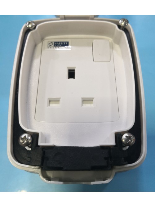 MK Weatherproof 13A Switch Socket -White (86486)