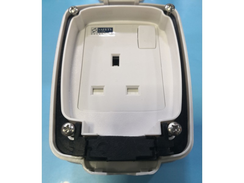 MK Weatherproof 13A Switch Socket -White (86486)