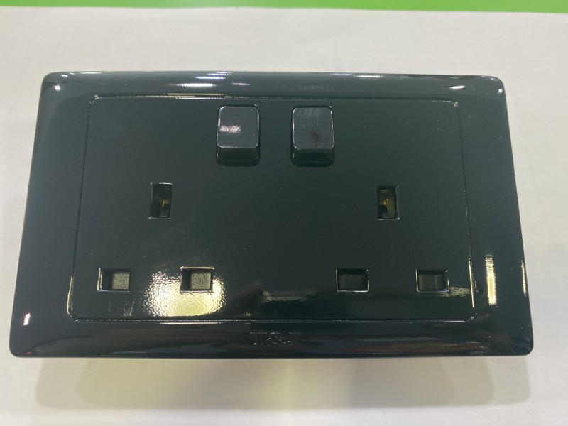 2G13A T&J Radiance Power Socket - Gross Black 