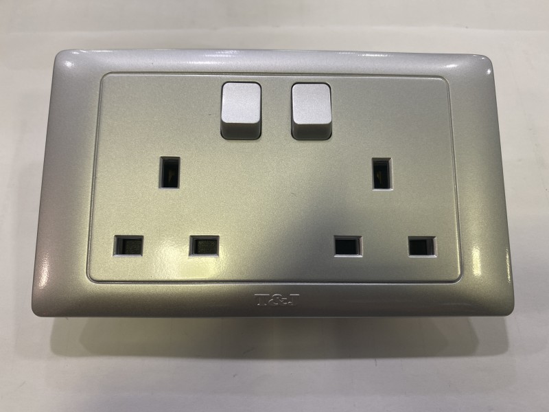 2G13A T&J Radiance Power Socket - Gross Silver  